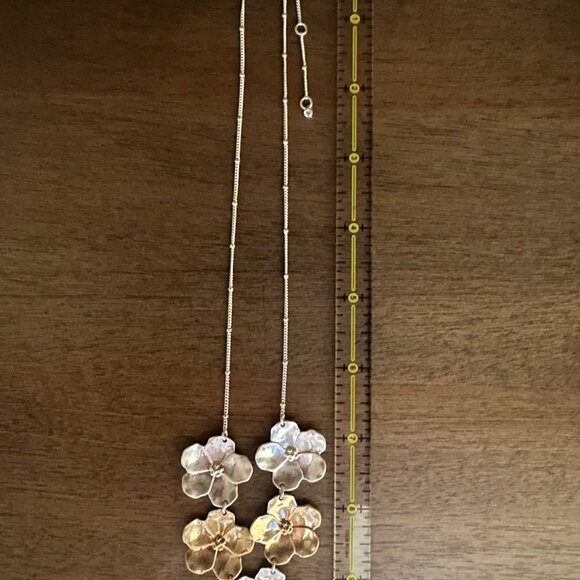 Two-Tone silver and gold 5 flower pendant necklace, 18 in with 2 in extender. - Picture 4 of 4